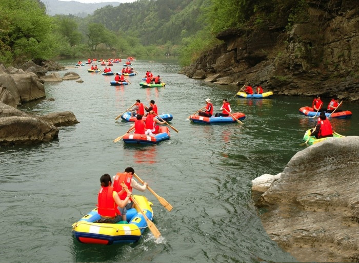 南陽(yáng)寶天曼峽谷漂流