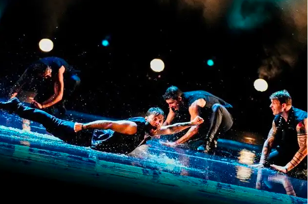 俄罗斯型男水舞剧《雨中》宁波站