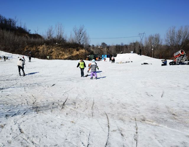 郑州龙泉国际滑雪场.jpg