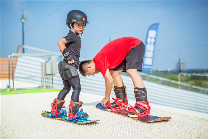 新都尖锋旱雪四季滑雪场